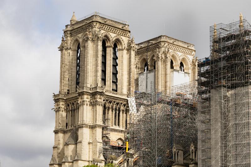 Artisans travaillant sur la restauration des sculptures de Notre-Dame de Paris
